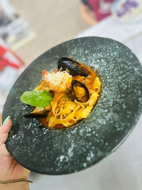 Tagliatelle cu carne de vita, rosii cherry si sos de rosii proaspete cu busuioc