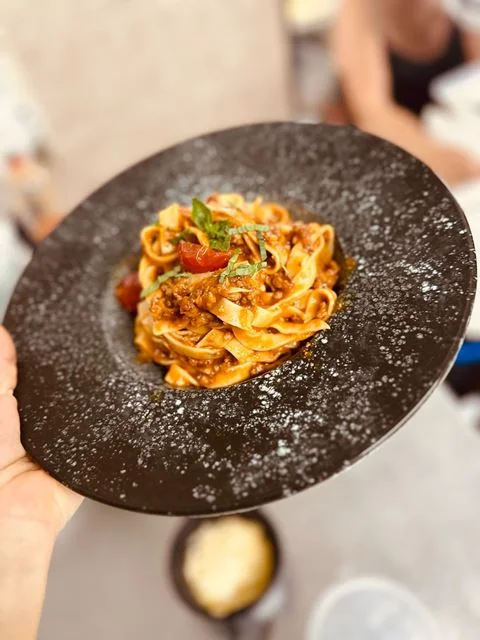 Tagliatelle cu carne de vita, rosii cherry si sos de rosii proaspete cu busuioc